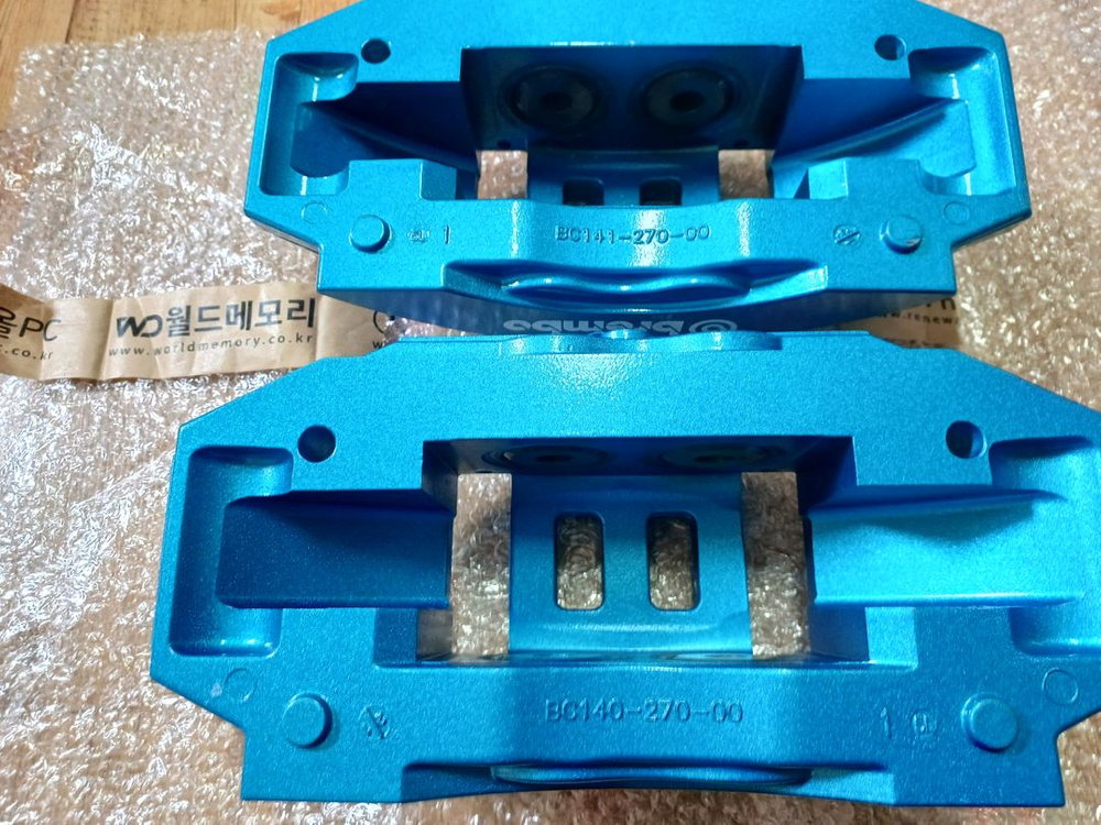 eq900 캘리퍼 18인치용 4피스톤 브레이크 이미지