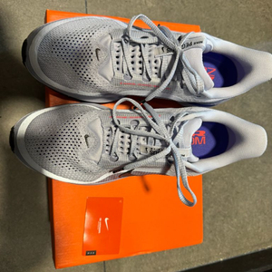 나이키 페가수스 프리미엄 풋볼/그레이 색상 285 팝니다.