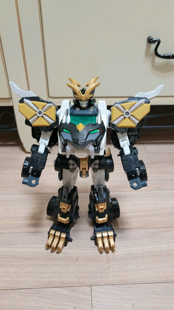 토미카 엔진봇 레오치타, 샤벨팬서, 티라노톱스 팝니다 이미지