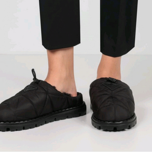 프라다 패딩 뮬 슬리퍼