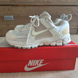 나이키 줌 보메로5 운동화