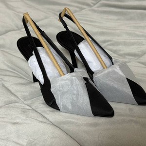 [미착용,새제품] CHARLES & KEITH(찰스앤키스) 새틴 보우 포인티드-토 슬링백 펌프스 / 블랙