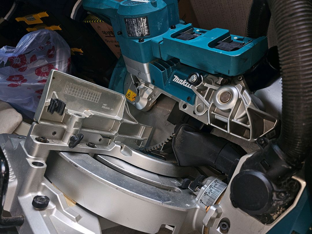 마끼다슬라이딩 각도절단기DLS111 이미지