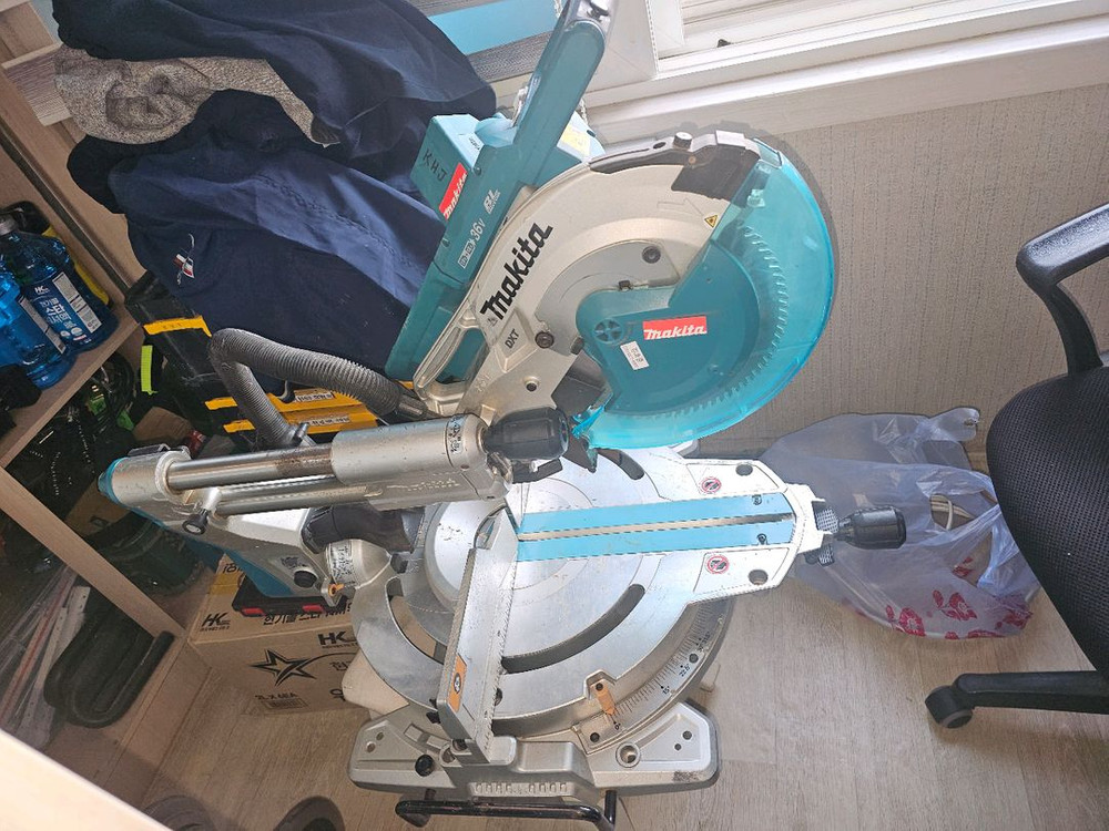 마끼다슬라이딩 각도절단기DLS111 이미지