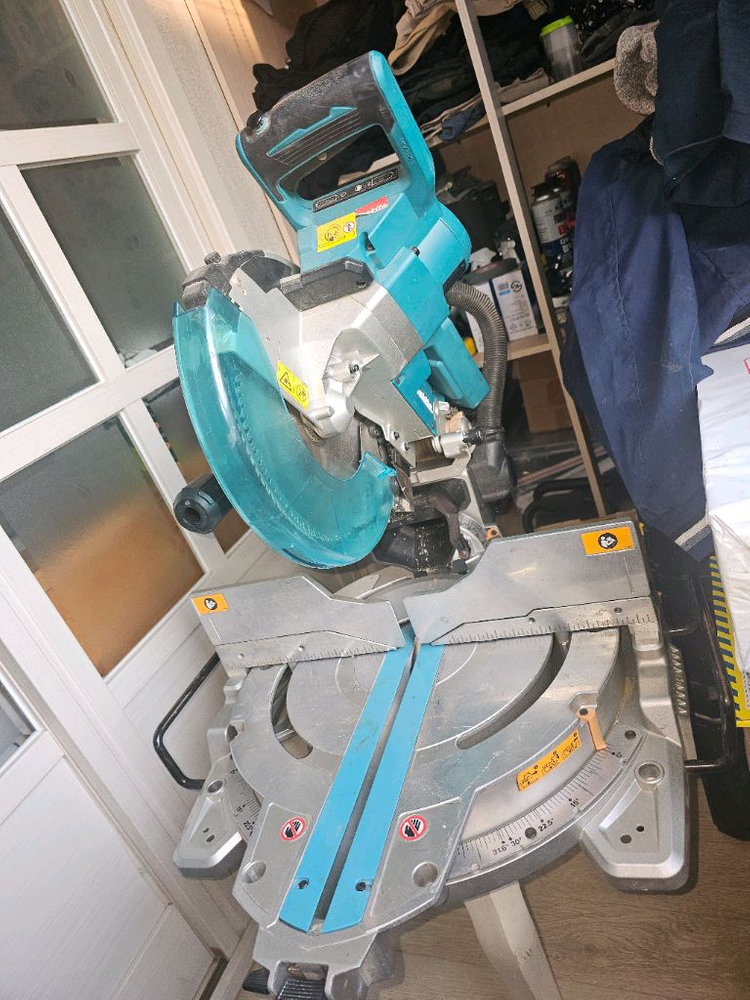 마끼다슬라이딩 각도절단기DLS111 이미지