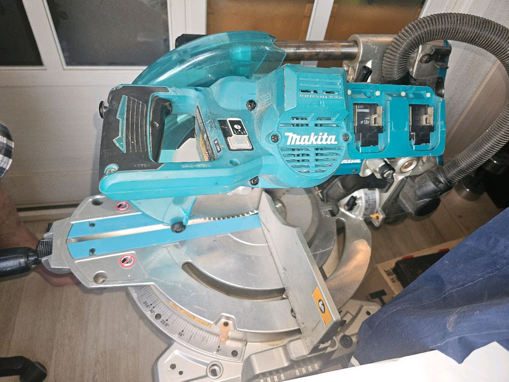 마끼다슬라이딩 각도절단기DLS111 이미지