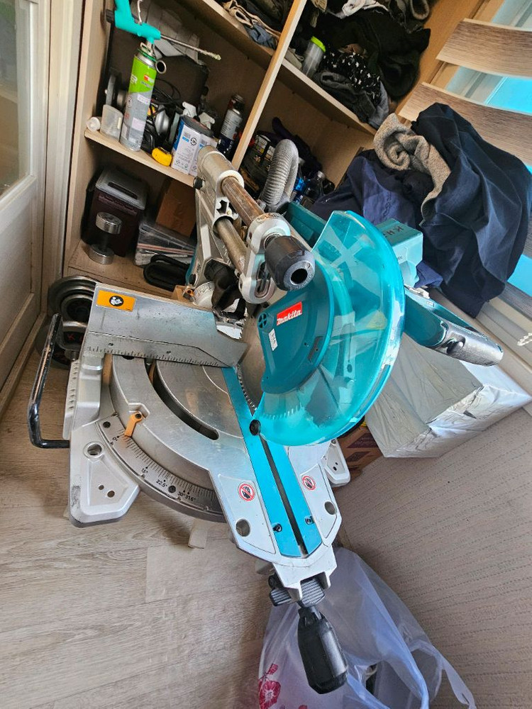 마끼다슬라이딩 각도절단기DLS111 이미지