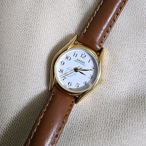 카시오 쿼츠 골드 프레임 여성시계