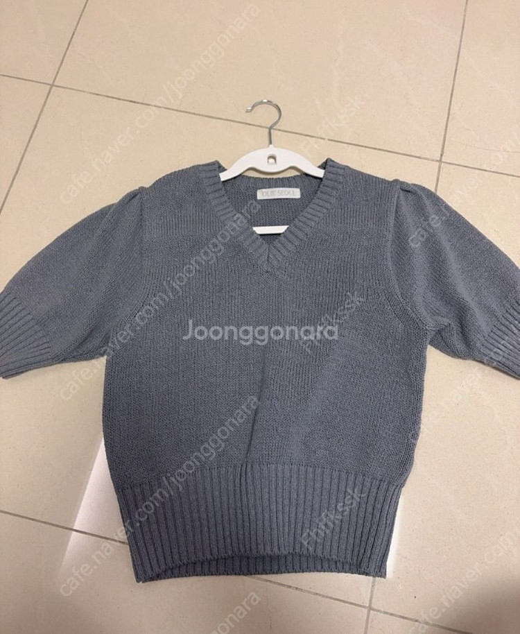 [ouie] 우이 브이넥 퍼프 니트 | 시에 펄리다이안--1