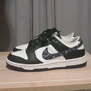 나이키 우먼 덩크로우 에센셜 블랙 페이즐리 240사이즈 상태양호