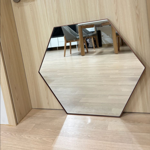 (새것같은) 까사미아 육각 거울 판매합니다