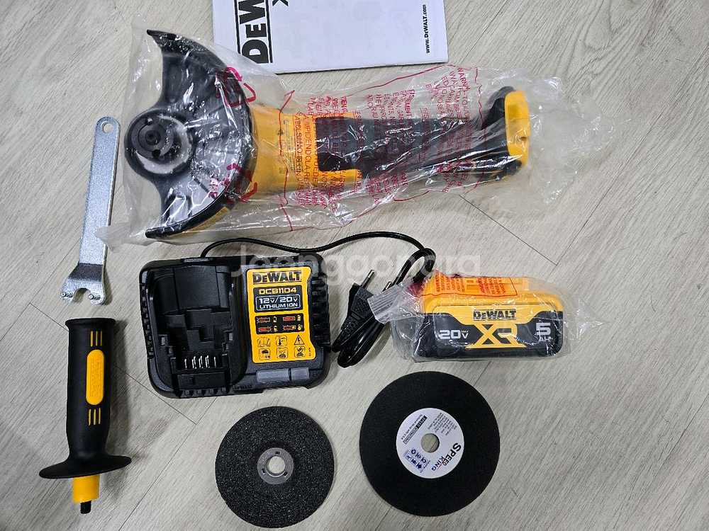 디월트 DCG405P2 무선 그라인더 세트--1