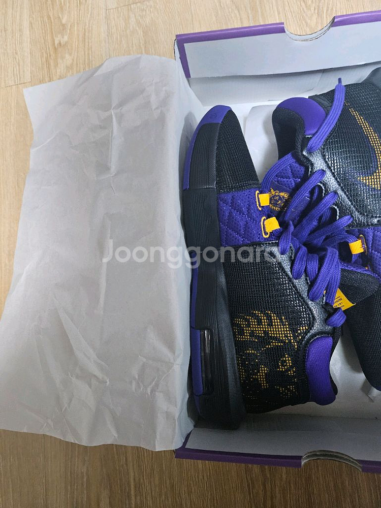 나이키 르브론 위트니스8 농구화 새상품 팝니다--2