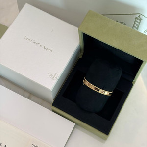 반클리프 빼를리 시그니처 브레이슬릿 로골16사이즈(백화점구매영수증+인보이스포함)