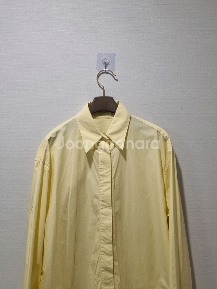 앤유 배색 카라 오버핏 셔츠 (옐로우)--2