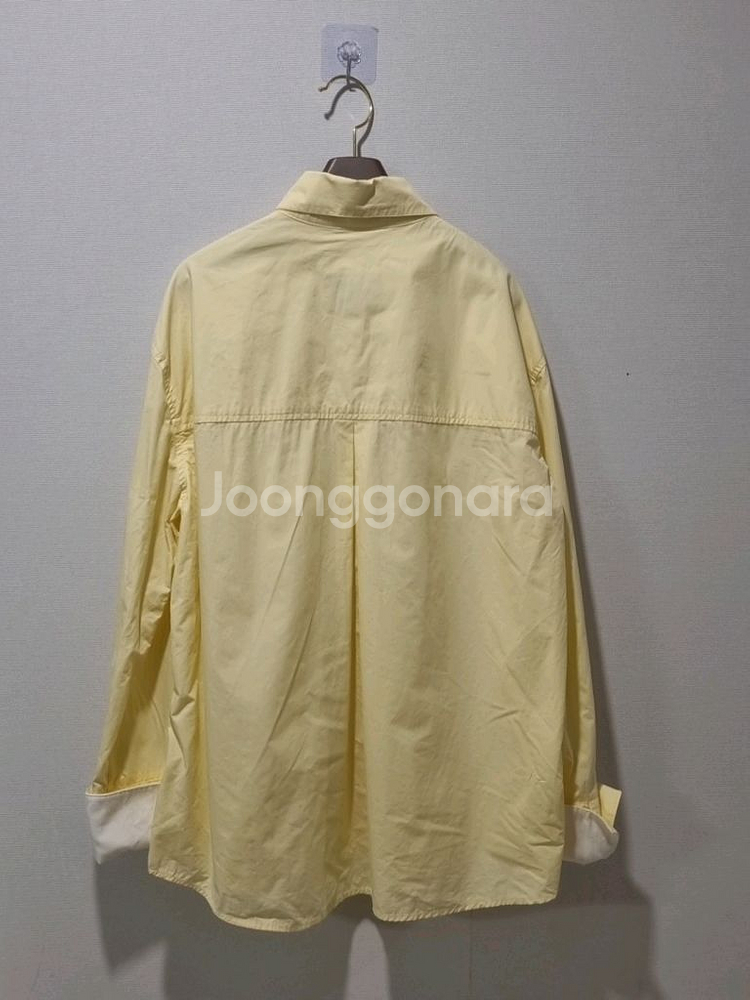 앤유 배색 카라 오버핏 셔츠 (옐로우)--5