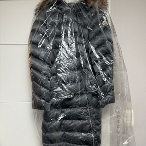 [정품][택달린새상품] 몽클레어 리어지 다크그레이 2사이즈 폭스퍼 23년 제품