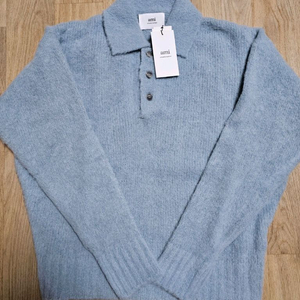 아미 헤어리 라이트 폴로 니트 새제품 M사이즈 판매합니다. Ami