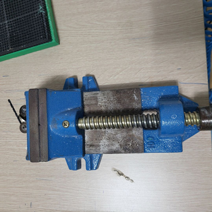 소형 사출기, 콤프레셔, 바이스a형 일괄 판매합니다. 이미지