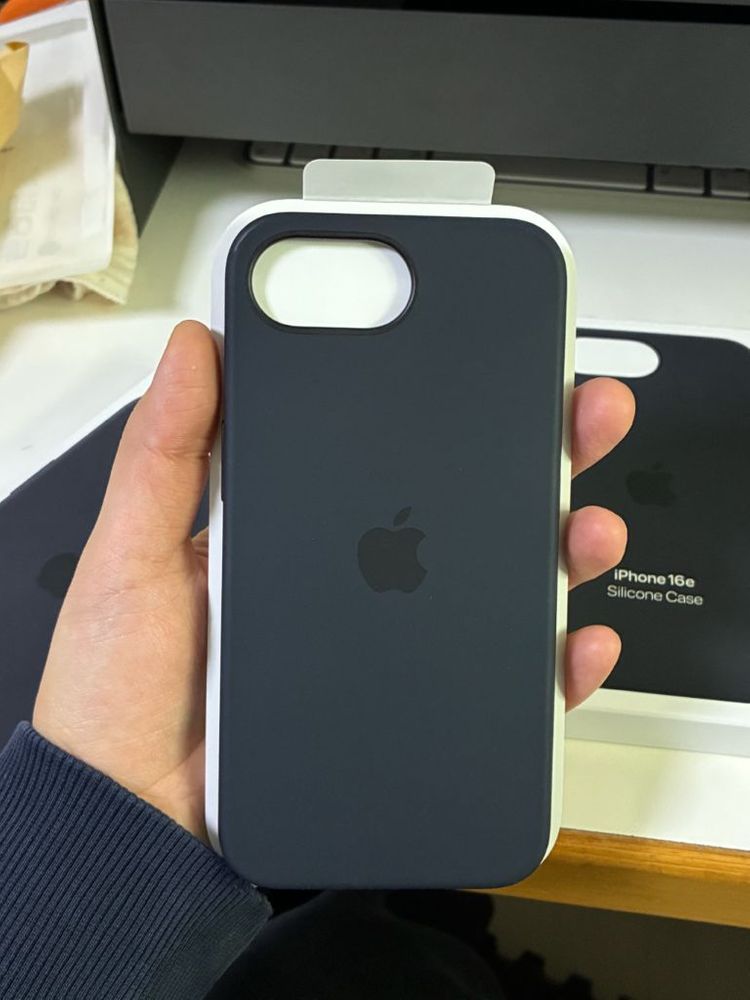 아이폰16e 애플 정품 실리콘 케이스 이미지