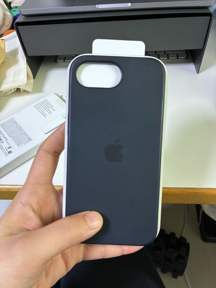 아이폰16e 애플 정품 실리콘 케이스 이미지