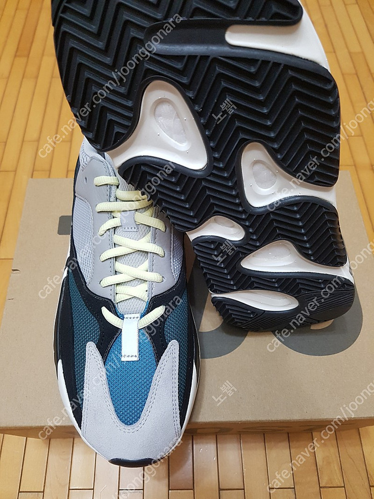 [240] 이지부스트 700 웨이브러너 이미지