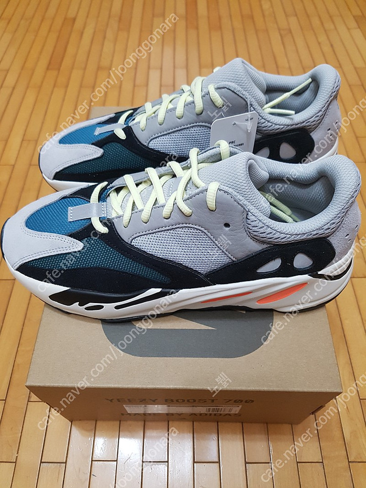 [240] 이지부스트 700 웨이브러너 이미지