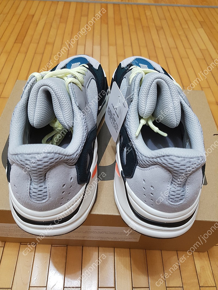 [240] 이지부스트 700 웨이브러너 이미지