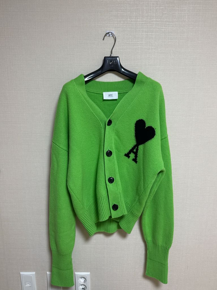 아미 빅하트 로고 가디건 이미지