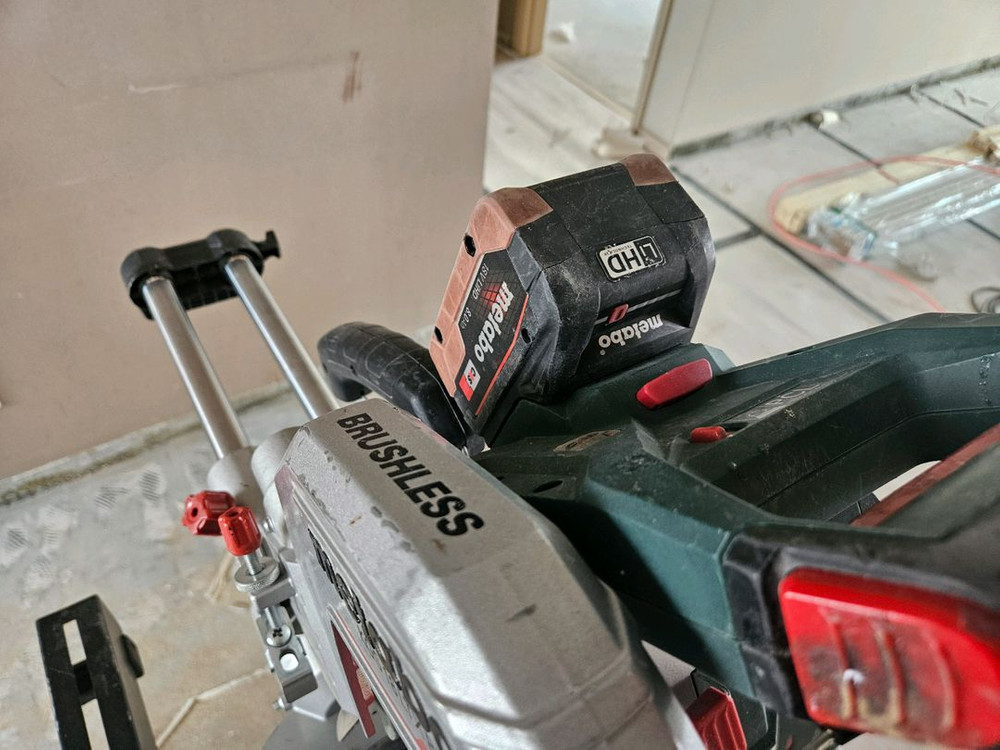 메타보 8인치 무선 슬라이딩 각도절단기 이미지