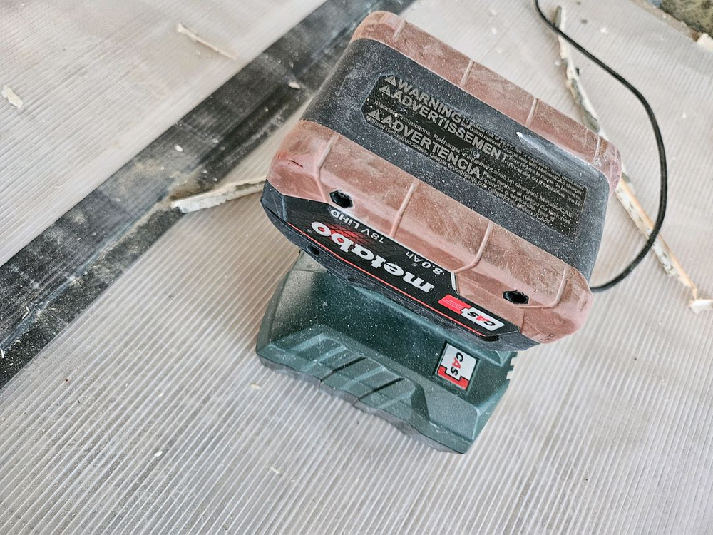 메타보 8인치 무선 슬라이딩 각도절단기 이미지