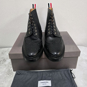 톰브라운 페블 레더 윙팁 부츠 8.5사이즈