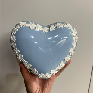 웨지우드 퀸즈웨어 크림 온 라벤더 하트 트링켓