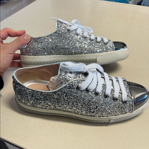 미우미우 MIUMIU 메탈토 글리터 스니커즈 5E899 이미지