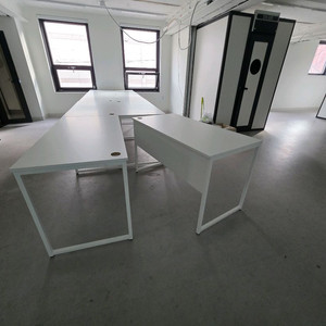 화이트 사무용 책상