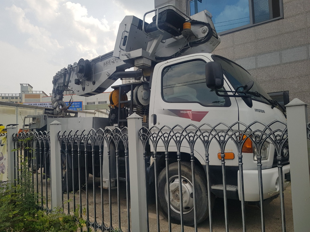 현대E마이티 3.5톤 스카이 (고소작업차) 크레인탑재 높이 28M 2011년식 팝니다. 특AA급 이미지