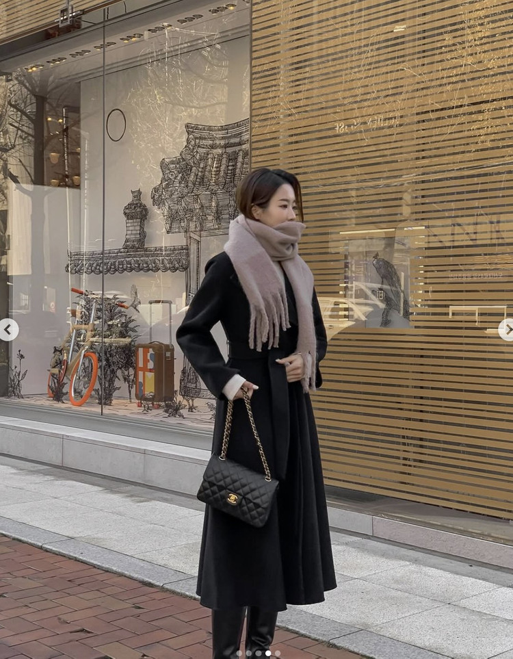 지수다움 로니 코트 블랙--2