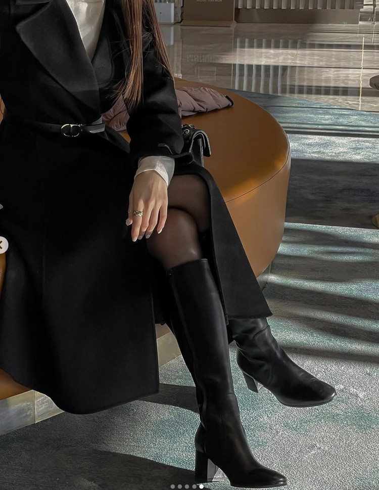 지수다움 로니 코트 블랙--3