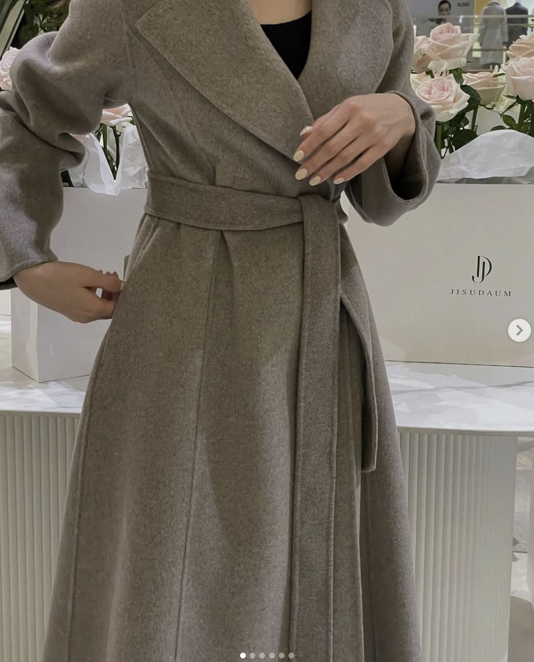 지수다움 로니 코트 블랙--4