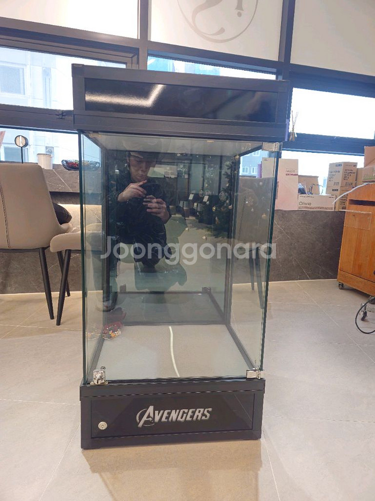 핫토이 헐크버스터 장식장팝니다. 홍제 아벤져스 유리 장식장--1