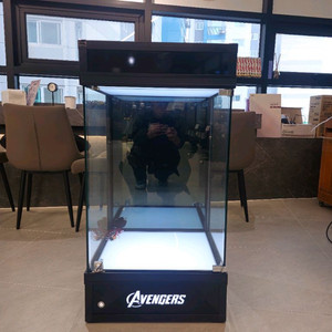 핫토이 헐크버스터 장식장팝니다. 홍제 아벤져스 유리 장식장