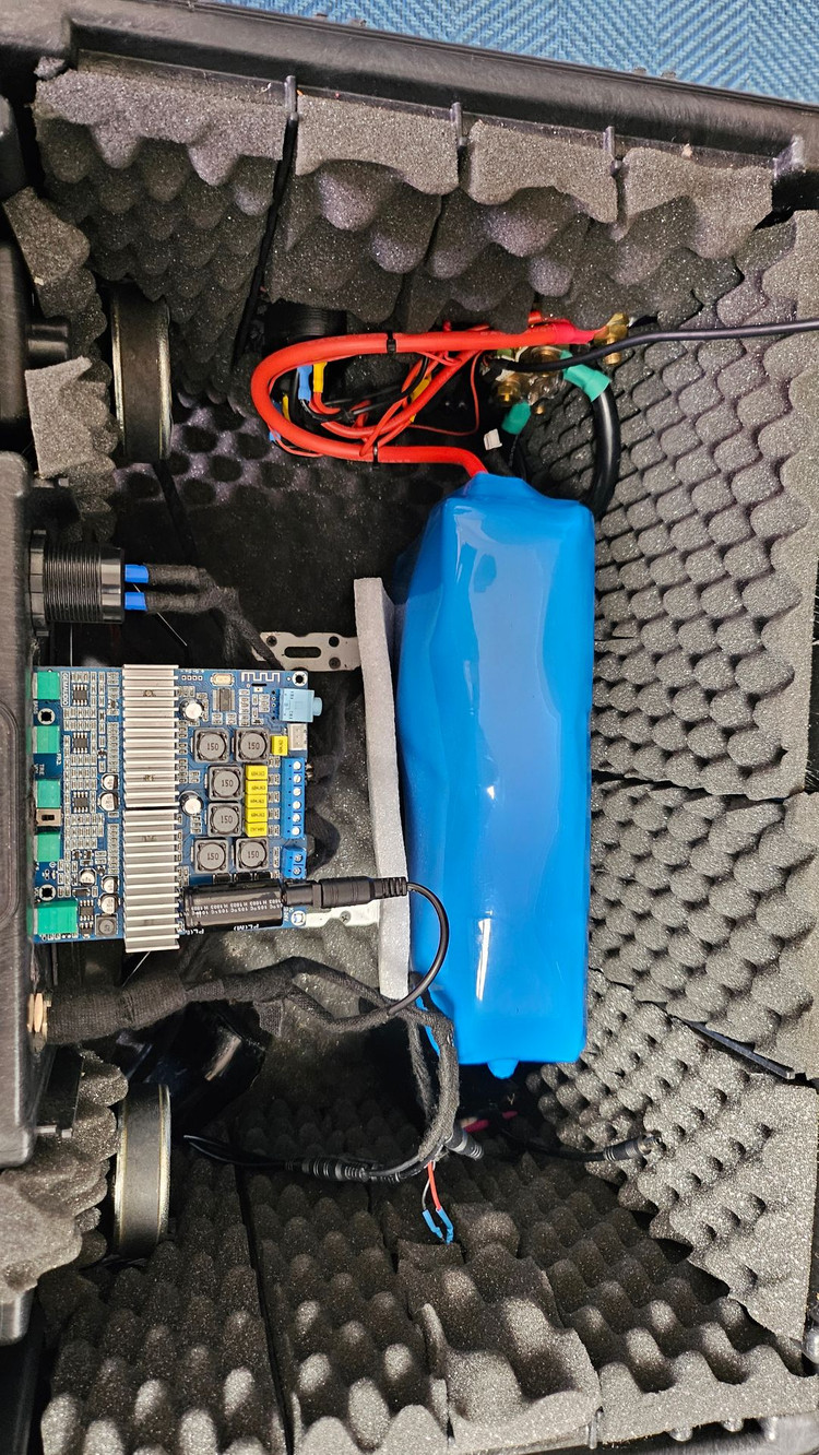 **몬스터 파라코드 공구통 스피커(제작) + 100A 인산철 파워뱅크 세트 이미지