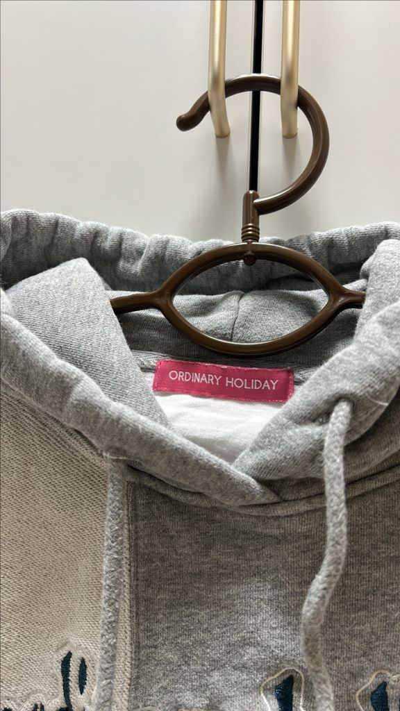 오디너리 홀리데이 시그니쳐 자수 레이어드 크롭 후드 Free--1