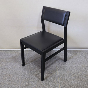 빈티지 블랙 가죽 의자 각 각