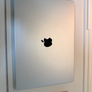 애플 m2 max 맥북프로 16인치 실버 색상 판매합니다.