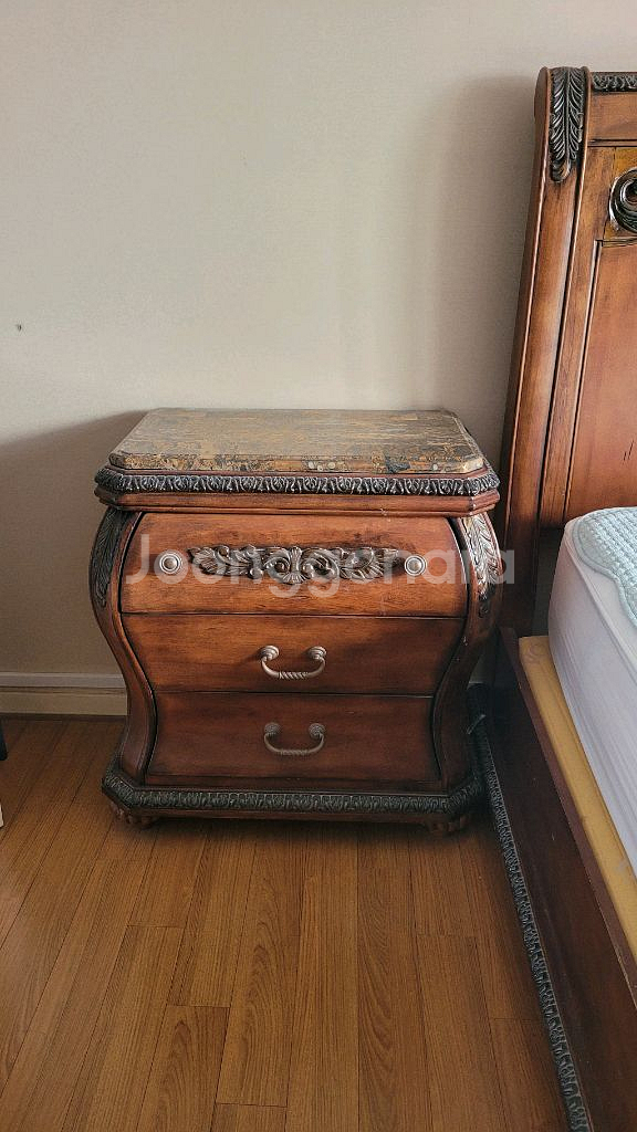 (대구)엔틱침대, 협탁, 화장대ㅡ25만원--1