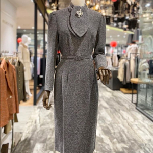 모조에스핀 고급 스카프 넥 큐빅 그레이 원피스 하객룩 상견례룩