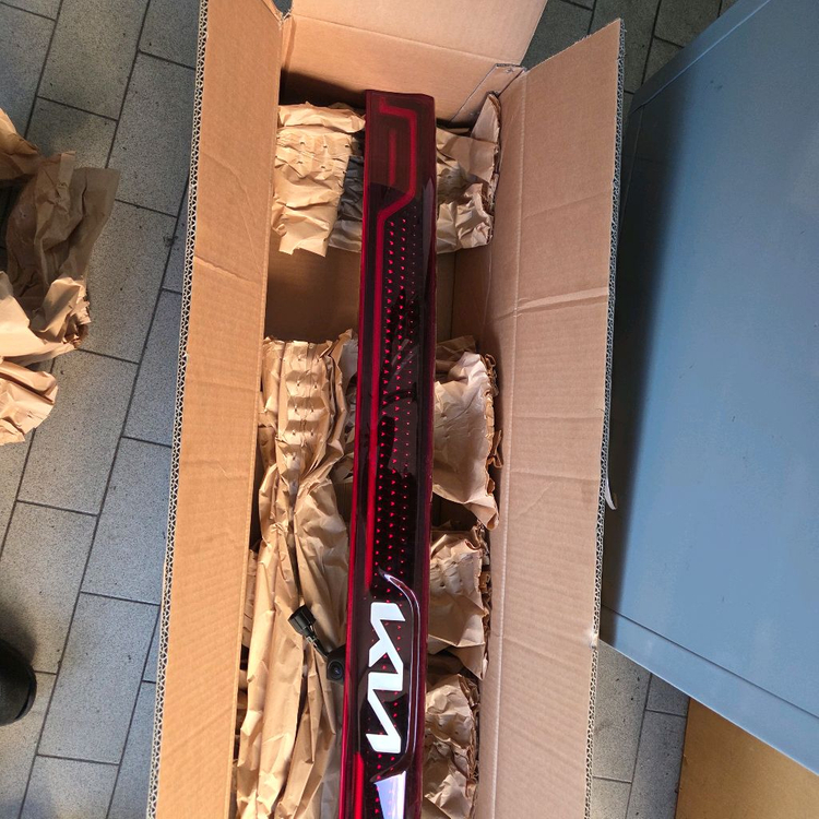 카니발 4세대 KA4 테일램프 신형 로고--1