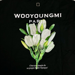 우영미 22S 플라워 프린트 백 로고 반팔 티셔츠 블랙