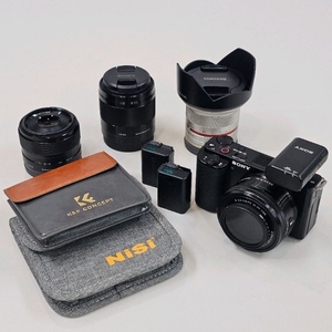 미러리스 카메라 + 렌즈 4종 세트